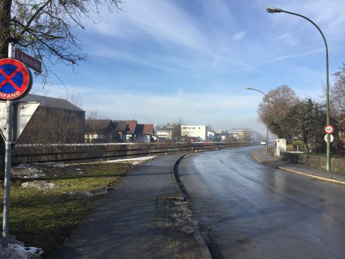 Die Achstraße führt am rechten Uferdamm der Ache auch an der FHV vorbei.  Foto: lös