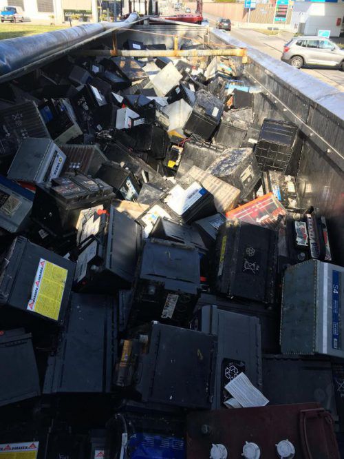 Die beschädigten Autobatterien waren lose auf den Auflieger des deutschen Lkw geworfen worden. Foto: Zollverwaltung
