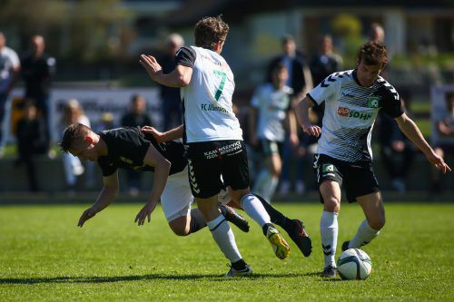 Die Bregenzer von den Beinen geholt! Alberschwende trickste die Schwarz-Weißen aus. Fotos: Steurer/2