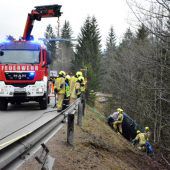 Alkolenkerin stürzt 30 Meter über Böschung
