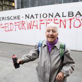 86-jährige Schweizerin rebelliert mit Spraydose