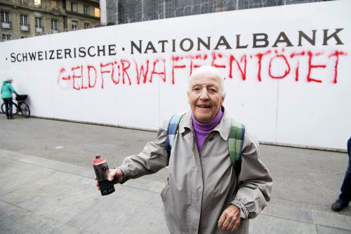 Die Friedensaktivistin Louise Schneider ist mit ihren 86 Jahren wohl die älteste Sprayerin der Welt.  Foto: aP