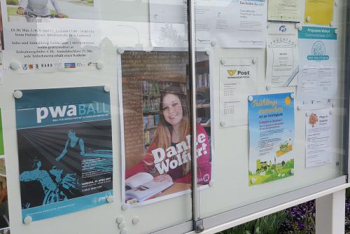 Die Kleinplakate sind, wie hier beim Gemeindeamt, an 26 frequentierten Plätzen zu sehen. Foto: hapf