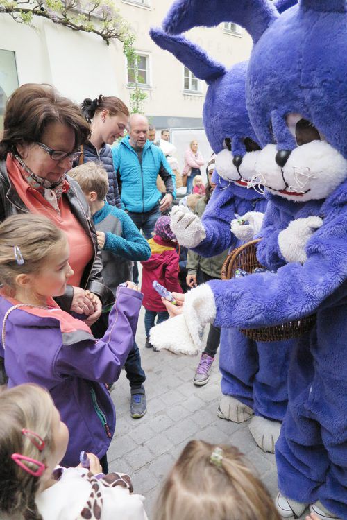 Die lila Osterhasen brachten die Kinderaugen zum Strahlen. Foto: WIGE Bludenz
