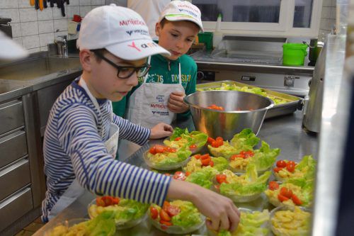 Die Miniköche zeigten beim Zubereiten der Speisen, die den Eltern und Freunden serviert wurden, viel Einsatz. Foto: Marktgemeinde