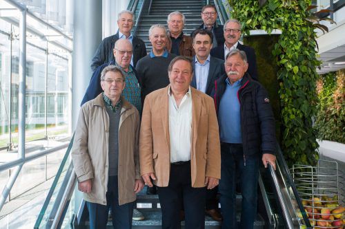 Die neun Kommunalpolitiker mit Wilfried Übelher bei der Besichtigung von Russmedia. Foto: Russmedia