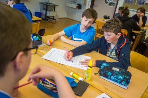 Die Schüler der 4b der Neuen Mittelschule Hittisau erarbeiteten in Gruppen ihre Wünsche und Bedürfnisse. Foto: VN/Steurer