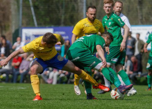 Die Spieler des FC Wolfurt bewiesen eine starke Moral und kämpften sich noch spät zurück. Foto: paulitsch