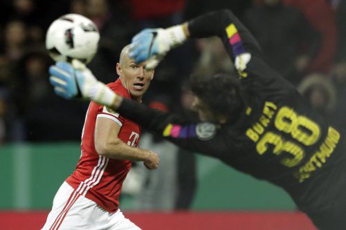 Dortmunds Roman Bürk, im Bild gegen Arjen Robben, rettete mit einigen sensationellen Paraden gegen die Bayern-Stars. Foto: ap