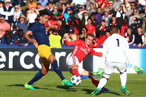 Durch diesen Treffer von Alexander Schmidt (l.) zum 2:1 gegen Benfica Lissabon krönt sich RB Salzburg zum U19-Champions-League-Sieger. Foto: gepa