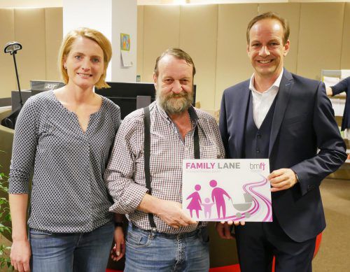 Egon Berchtold (M.), Leiter des Bürgerservice, mit Familienstadträtin Angelika Benzer und Bürgermeister Dieter Egger. Foto: tf