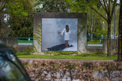 Eine der Arbeiten von Simon Fujiwara an den KUB-Billboards.  Fotos: VN/Steurer