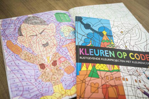 Eine niederländische Drogeriekette hat Hitler in Malbuch verewigt.