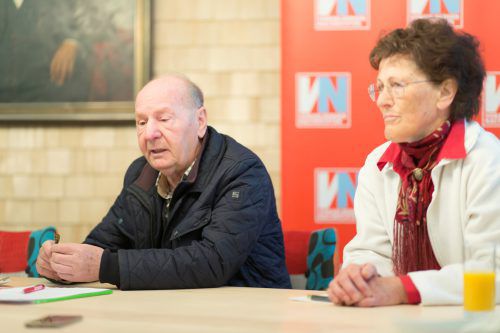 Elisabeth Vögel und Egon Gmeiner analysierten in der VN-Redaktion das mysteriöse Bienensterben. Foto: VN/Paulitsch