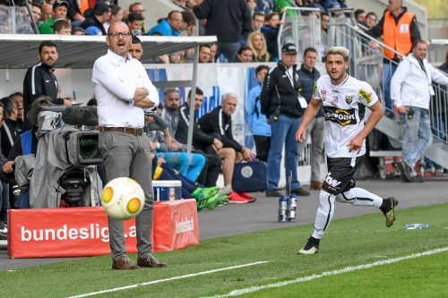 Emanuel Sakic (rechts) möchte sich bei Trainer Martin Scherb für weitere Einsätze empfehlen. Foto: gepa