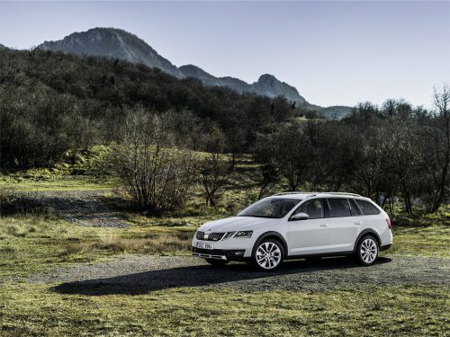 Erste VN-Testfahrten mit der robusten Octavia-Variante Scout (großes Bild) sowie dem Sportmodell RS, das 230 PS leistet. Fotos: werk