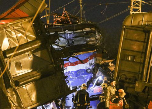 Ersten Ermittlungen zufolge hatte einer der Lokführer eine Notbremsung gemacht und daraufhin die Kontrolle über den Zug verloren. Foto: AP
