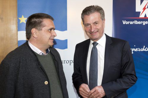 EU-Kommissar Oettinger im Gespräch mit VN-Redakteur Scalet: „Bedaure, dass es noch keinen gemeinsamen Strommarkt gibt.“ Foto: Mathis