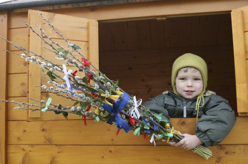 Das Binden von Palmbuschen als Vorbereitung auf das Osterfest zählt speziell für Kinder wohl zu einem der schönsten Rituale.  weingartner