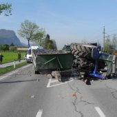 Traktor mit Kiesladung kippt um, Fahrer verletzt