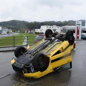 Auto nach der Kollision überschlagen