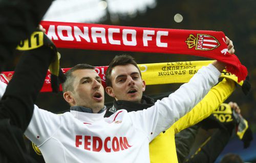 Friedlich feierten Fans von Borussia Dortmund und AS Monaco das Champions-League-Match und zeigten damit Verbundenheit. reuters