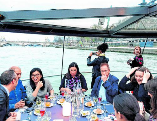 Für Romantiker und Gourmets ist die Bootsfahrt ein tolles Erlebnis.
