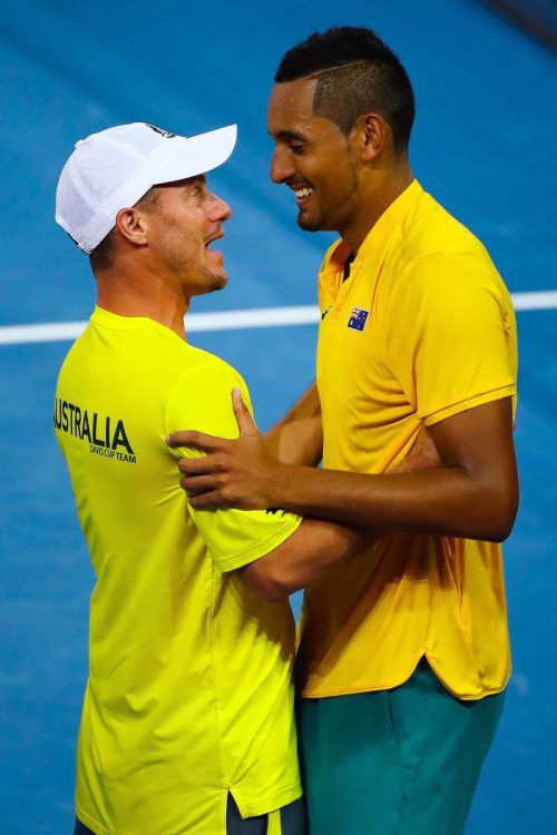 Glückwünsche von Kapitän Lleyton Hewitt (l.) an Nick Kyrgios. AFP