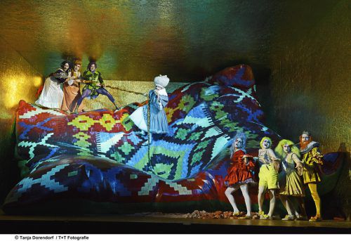 Herbert Fritsch hat 60 Texte ausgewählt und in bunter Kulisse zugerüstet. Foto: Schauspielhaus/Dorendorf