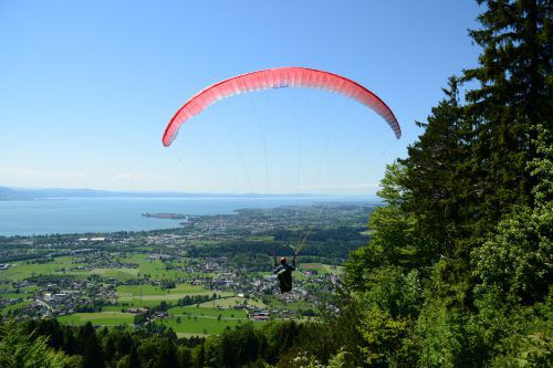 Herrliche Aussichten gehören zum Reiz des Gleitschirmfliegens. Foto: Peter Ramsebner