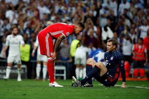 Jerôme Boateng (l.) fragt nach bei Manuel Neuer. Foto: Reuters