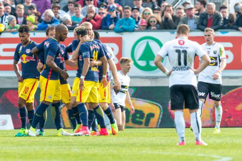 Jubel bei den Bullen, betretene Gesichter bei den Altachern – im Spitzenspiel war Salzburg für einmal eine Nummer zu groß. Foto: apa