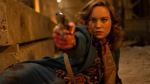 Justine (Brie Larson) versucht einen Waffendeal zwischen IRA-Schergen und hiesigen Waffenhändlern über die Bühne zu bringen.  Foto: Cinejoy