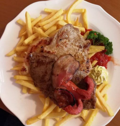 Kein Grillteller ohne Frittenverlust.