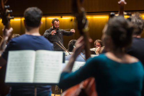 Kirill Petrenko am Freitagvormittag bei den Proben mit dem Symphonieorchester Vorarlberg in Götzis. Foto: VN/Steurer