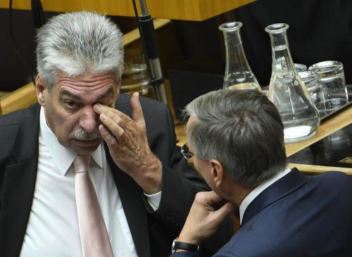 Kritik an Stögers (r.) „Aktion 20.000“. Schelling bekennt sich zum Projekt, die Pläne des Sozialministers seien aber teurer als vereinbart.  FOTO: APA