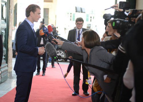 Kurz spricht vor dem Treffen mit Journalisten. Foto: AP