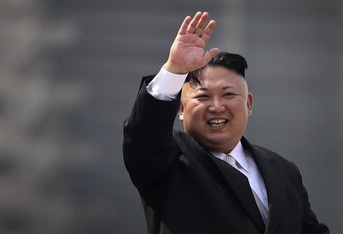 Machthaber Kim Jong-un bei einer Militärparade in Pjöngjang. AP