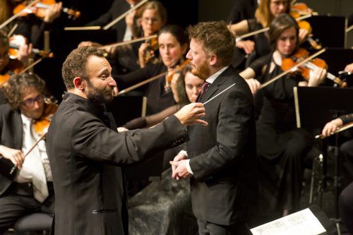 Maestro Kirill Petrenko mit dem Solisten Daniel Schmutzhard und dem Symphonieorchester Vorarlberg im Montforthaus Feldkirch. Foto: SOV/Mathis