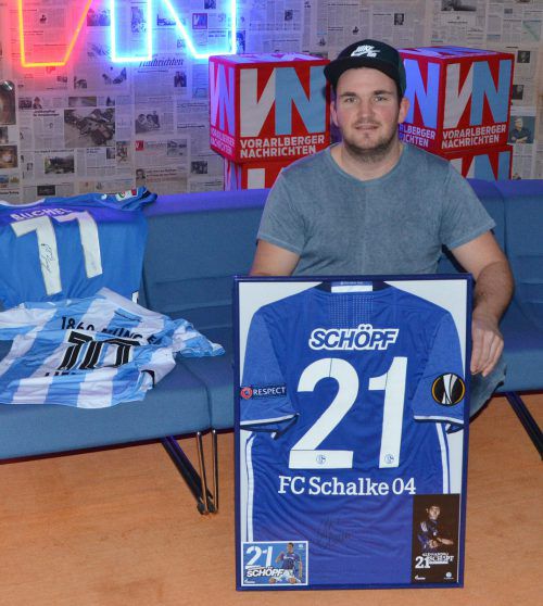 Mario Bonora sammelte für die Auktion zugunsten der „Schmetterlinge“ Gegenstände von prominenten Sportlern.  Foto: hrj