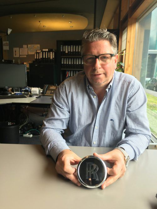 Mario Greilach mit dem Rolls-Royce-Werkstück. Foto: VN/sca