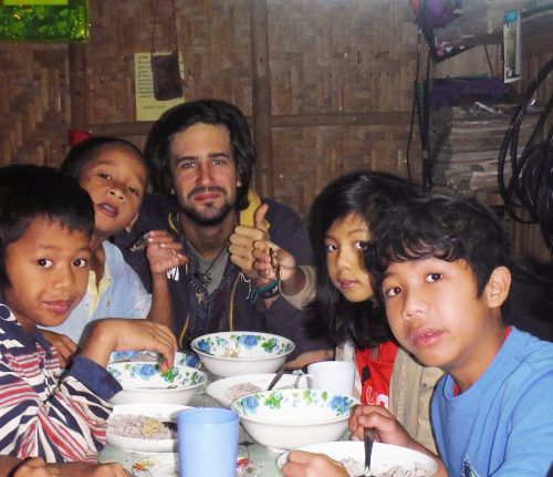 Im April 2017 berichteten die VN über Mathias Dürs (M.) Hilfsprojekt. Der Lions Club Bregenz beschloss daraufhin, Geld für ein Haus aufzubringen.