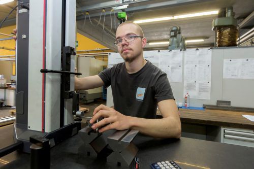 Mit den Maschinen in der großen Werkshalle ist Stefan Eisele bestens vertraut. Foto: VN/Paulitsch