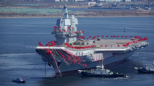 Nach fünf Jahren Bauzeit ist Chinas erster eigener Flugzeugträger zu Wasser gelassen worden. Foto: AFP