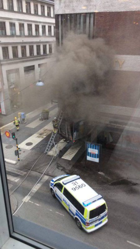 Nachdem mit dem Laster Menschen niedergefahren wurden, lenkte ihn der Täter in ein Kaufhaus. Polizisten regeln das Chaos, das durch den Anschlag in der Einkaufsstraße verursacht wurde. Fotos: Reuters, AFP