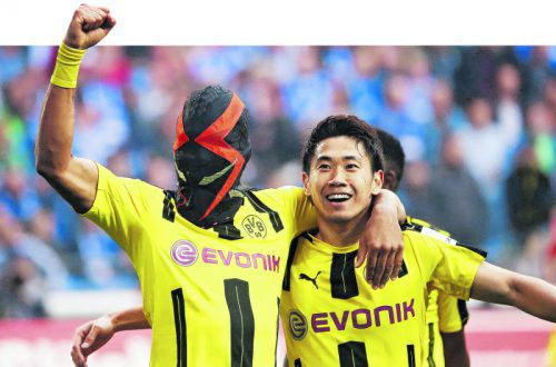 Pierre-Emerick Aubameyang einmal mehr als Maskenmann. Zusammen mit dem Japaner Shinji Kagawa feierte er den Führungstreffer. Foto: Reuters
