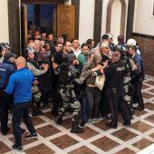 Über hundert Verletzte nach Sturm auf Parlament