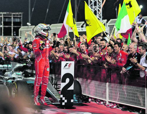Rot regiert in der Formel 1: Sebastian Vettel feiert in Bahrain mit dem Ferrari-Team. Foto: apa