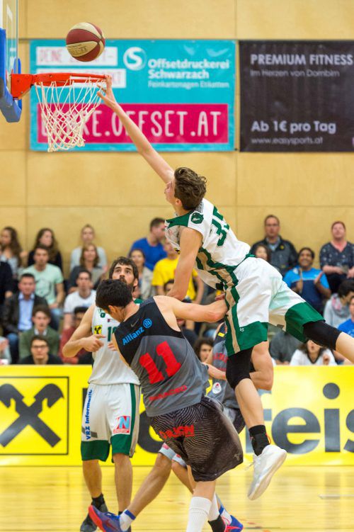 Spektakuläre Flugeinlage von Lions-Youngster Luka Brajkovic. Foto: VN/STiplovsek