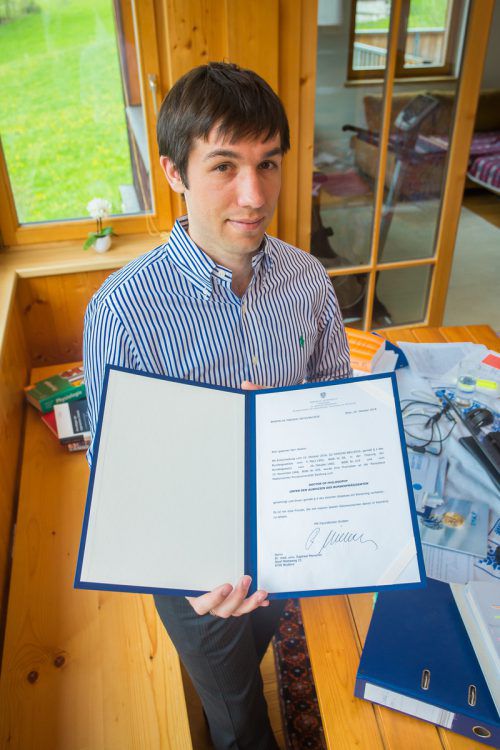 Stolz zeigt Raphael Morscher die Urkunde, die seine Promotion bestätigt.                          Foto: Steurer